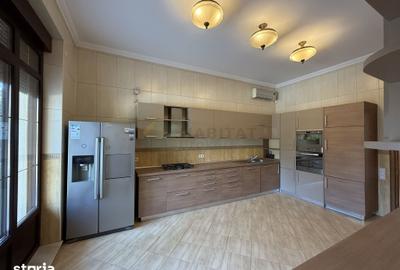Casă cu 9 camere cu Teren 1000 Mp în Central