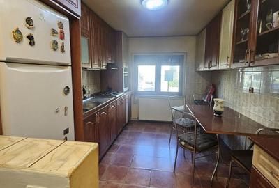 Apartament cu 3 camere decomandat în Cantemir