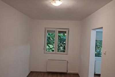 Apartament cu 3 camere semidecomandat în Semicentral - 1
