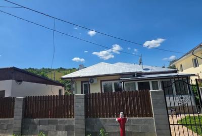 Casă cu 4 camere semidecomandat în Central