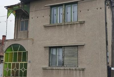 Casă cu Teren 1886 Mp în Central - 2