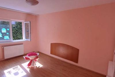 Apartament cu 3 camere decomandat în Astra