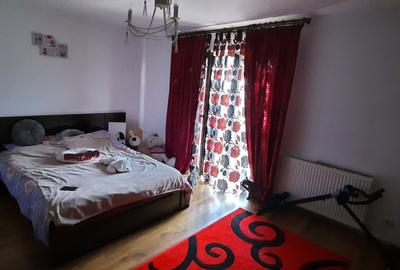 Casă cu 4 camere cu Teren 1155 Mp în Curtești
