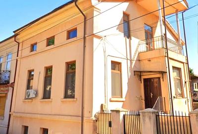 Casă individuală cu 9 camere cu Canalizare în Ultracentral - 1