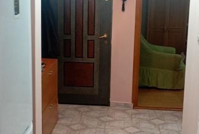 Apartament cu 3 camere decomandat în Tei