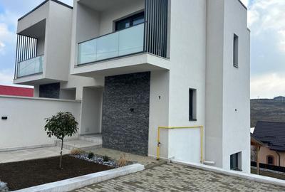 Casă individuală cu 4 camere cu Canalizare în Nicolina - 1