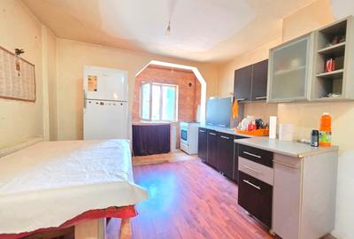 Apartament cu 3 camere decomandat în 1 Decembrie