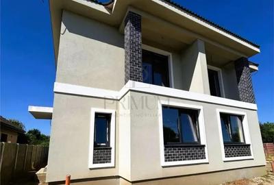 Casă cu 5 camere cu Teren 300 Mp în Sânmihaiu Român