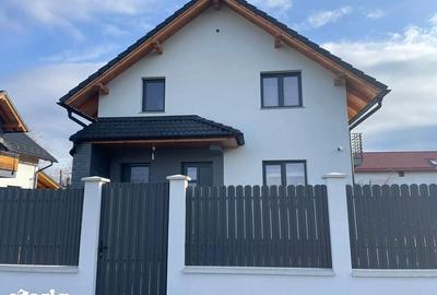 Casă cu 4 camere cu Teren 450 Mp în Central - 1