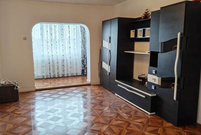 Apartament cu 2 camere decomandat în Tractorul
