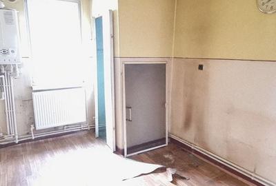 Apartament cu 3 camere decomandat în Petros - 1