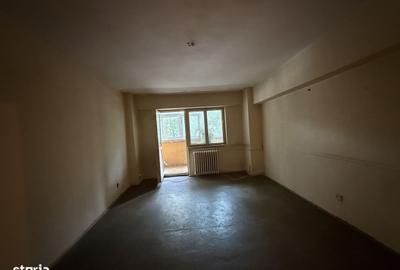 Apartament cu 3 camere semidecomandat în Militari