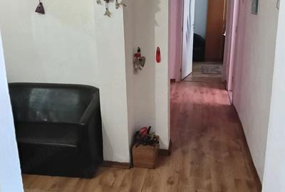 Apartament cu 3 camere decomandat în Între Lacuri