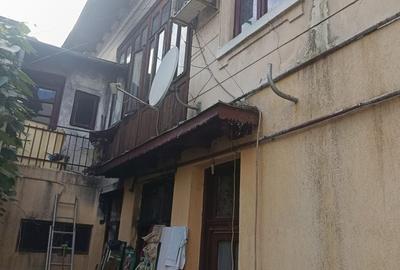 Casă cu 8 camere cu Teren 220 Mp în Grivița - 2