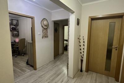 Apartament cu 3 camere decomandat în Exterior Vest