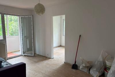 Apartament cu 3 camere semidecomandat în Dâmbu Pietros