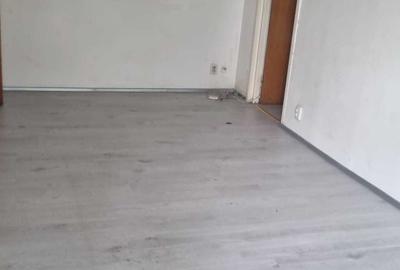 Apartament cu 3 camere semidecomandat în Veteranilor