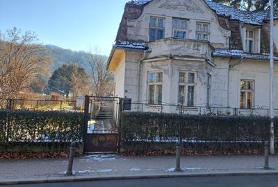Casă cu 4 camere cu Teren 1200 Mp în Central - 1