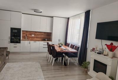 Apartament cu 3 camere decomandat, mobilat în Centura