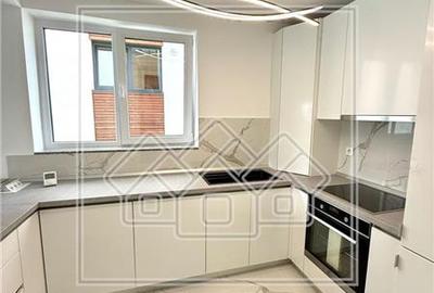 Apartament cu 3 camere semidecomandat în Cristian