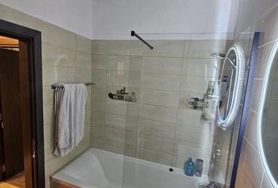 Apartament cu 3 camere decomandat în Roșu