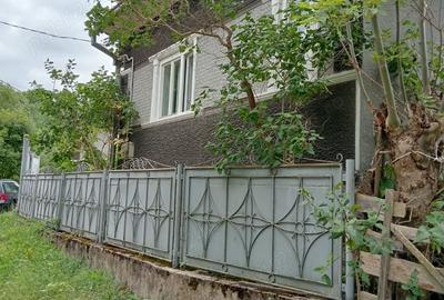 Casă cu 5 camere cu Teren 1500 Mp în Călățele