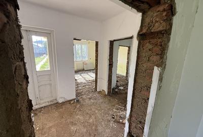 Casă cu 4 camere cu Teren 100 Mp în Central