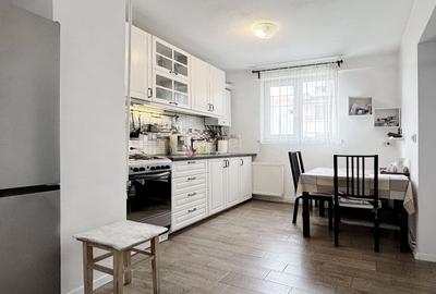 Apartament cu 3 camere decomandat în Astra