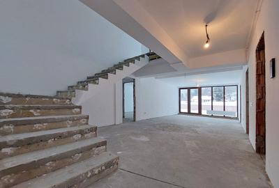 Penthouse cu 4 camere decomandat în Schei