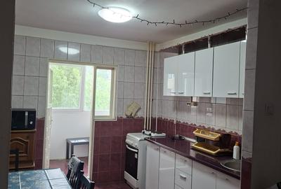 Apartament cu 3 camere semidecomandat în Rahova