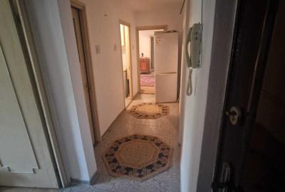 Apartament cu 3 camere semidecomandat în Central