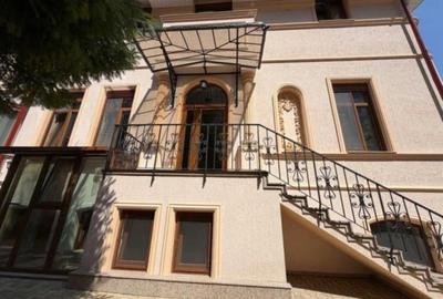 Casă cu 4 camere cu Teren 160 Mp în P-ța Victoriei