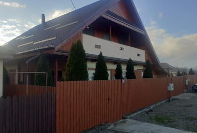 Casă cu 4 camere în Pietrișu