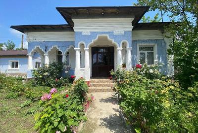 Casă cu 6 camere cu Teren 1300 Mp în Spătărei