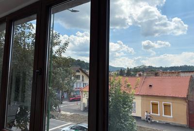 Apartament cu 3 camere semidecomandat în Central