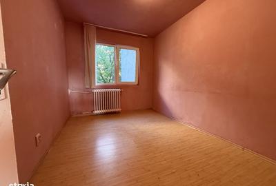 Apartament cu 3 camere semidecomandat în P-ța Doina