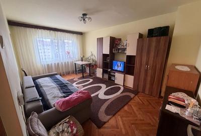 Apartament cu 3 camere decomandat în Lenin
