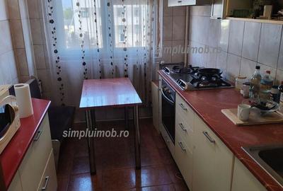 Apartament cu 3 camere semidecomandat, mobilat în Berceni