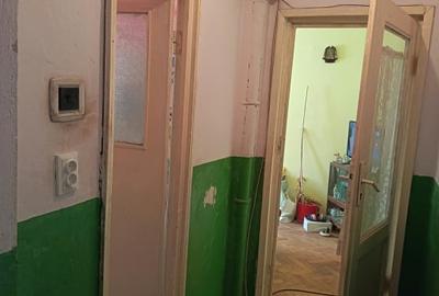 Apartament cu 3 camere semidecomandat, mobilat în Săsar