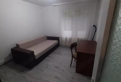 Apartament cu 3 camere decomandat în Cornișa