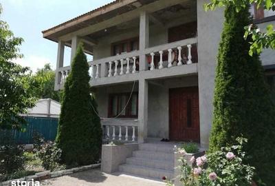 Casă cu 4 camere cu Teren 200 Mp în Umbrărești