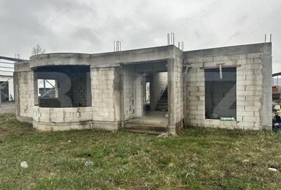 Casă cu Teren 2400 Mp în Central - 1