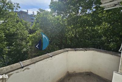 Apartament cu 3 camere decomandat în Cornișa