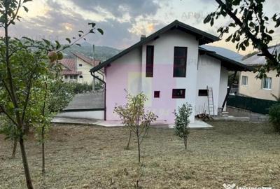 Casă cu 7 camere cu Teren 649 Mp în Comarnic