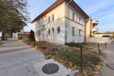 Casă cu 14 camere cu Teren 500 Mp în Central