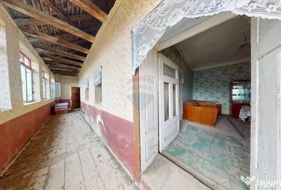 Casă cu 7 camere cu Teren 1044 Mp în Jibert