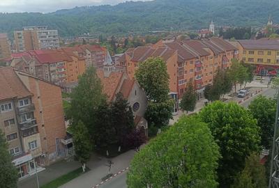 Apartament cu 3 camere decomandat în Petros