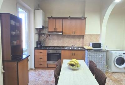 Apartament cu 4 camere semidecomandat, mobilat în P-ța Victoriei