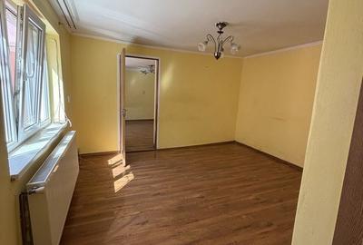 Casă cu 4 camere semidecomandat în Central