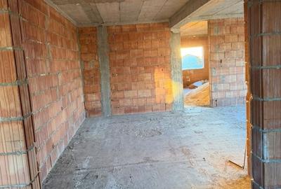 Casă cu 4 camere în Săcălaz